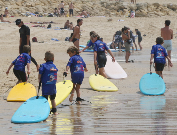 jeune enfant surfer