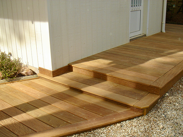 constructuion de terrasse en bois au restaurant le caf maritime a lacanau