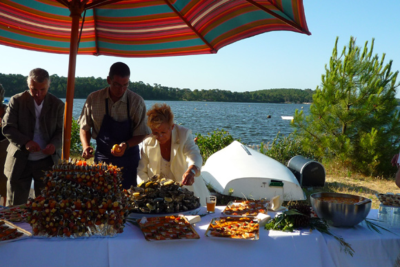 buffet mariage sur la plage du restauant de lacanau avec vue sur le lac