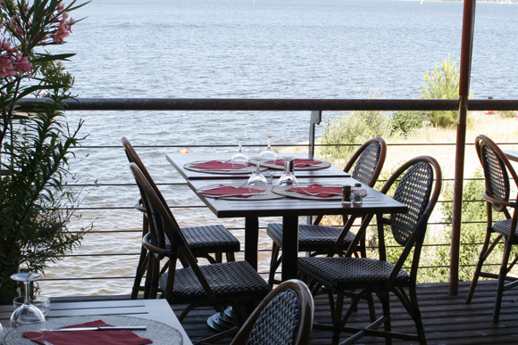 terrasse du restauant de lacanau avec vue sur le lac