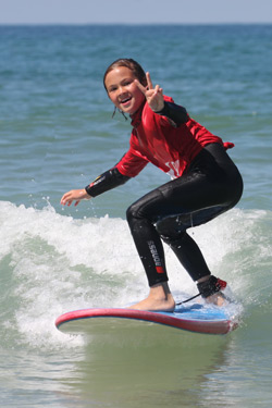 jeune surfer girl apprendre a surfer
