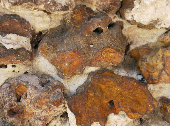 Détail de la Garluche, la seule pierre disponible localement et employée pour la construction de l'Eglise de Lacanau