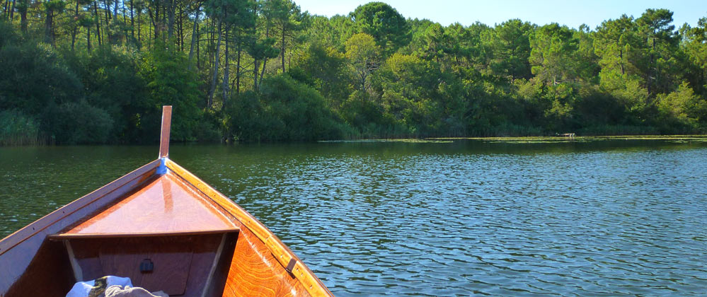 bateau en bois sur le lac de lacanau longarisse