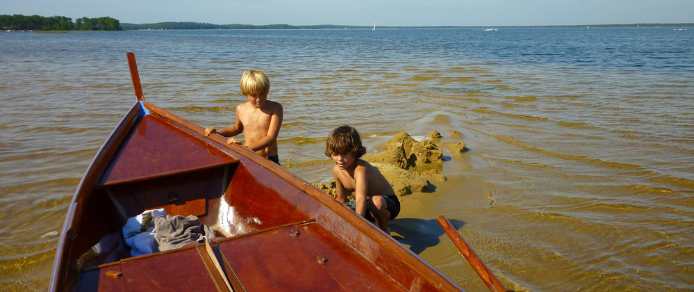 bateau en bois sur le lac de lacanau