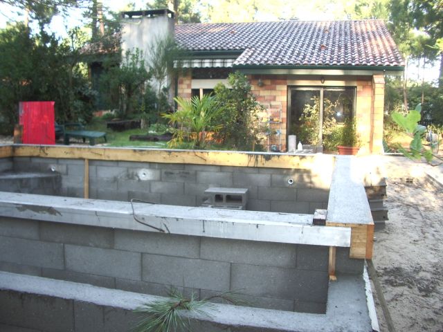 detail de bac a debordement de la piscine
