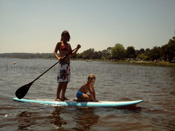 belle fille sur un stand up paddle sur le lac de lacanau
